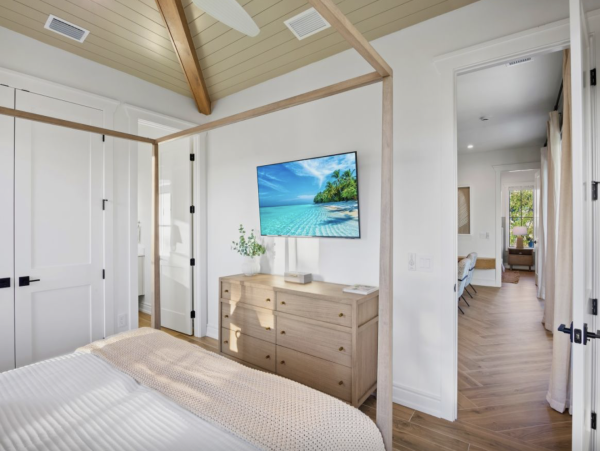 Custom Luxury Home 7 minute walk to beach and South Village